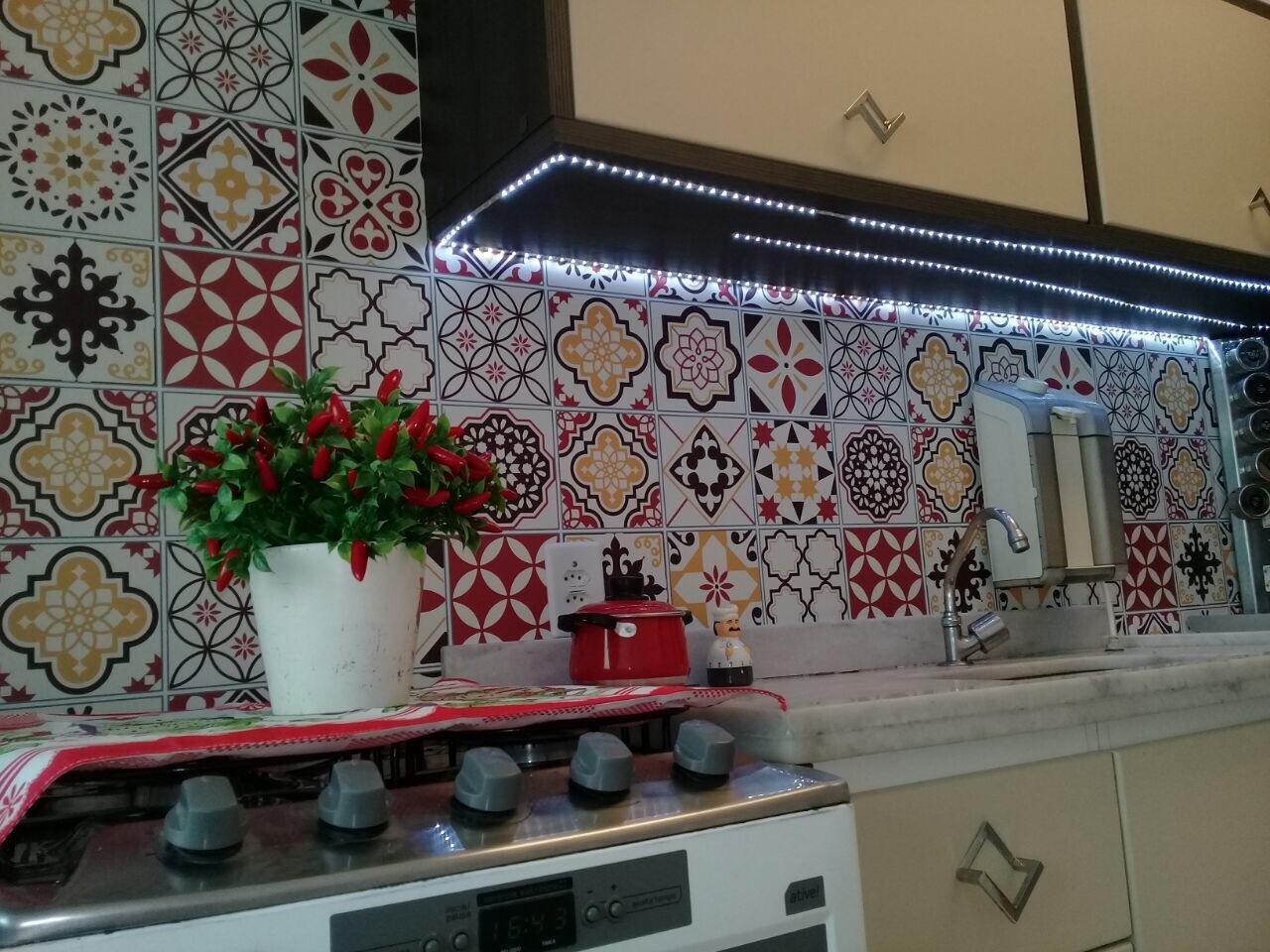 cozinha decorada com adesivo